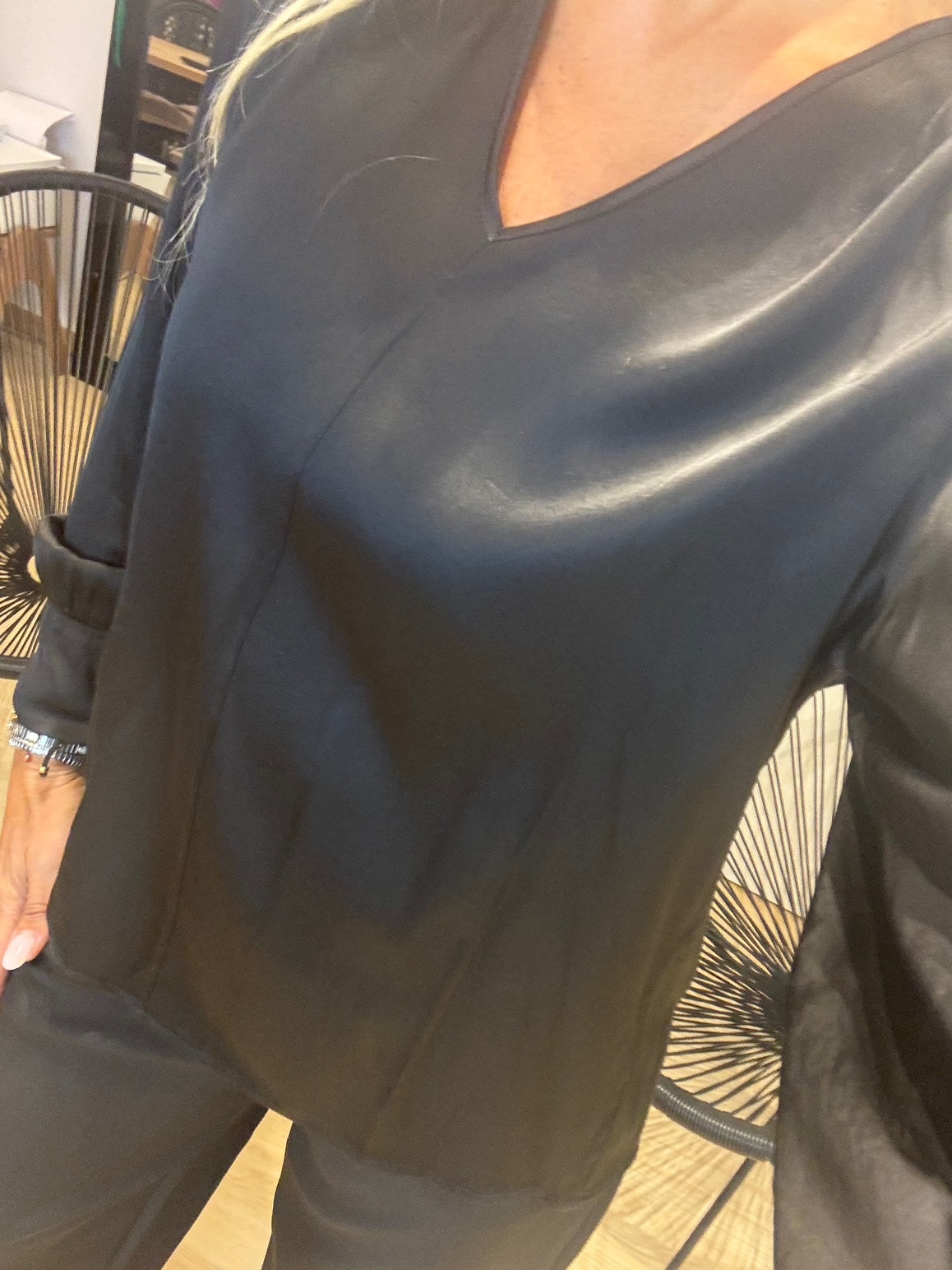 Σατέν V μπλούζα