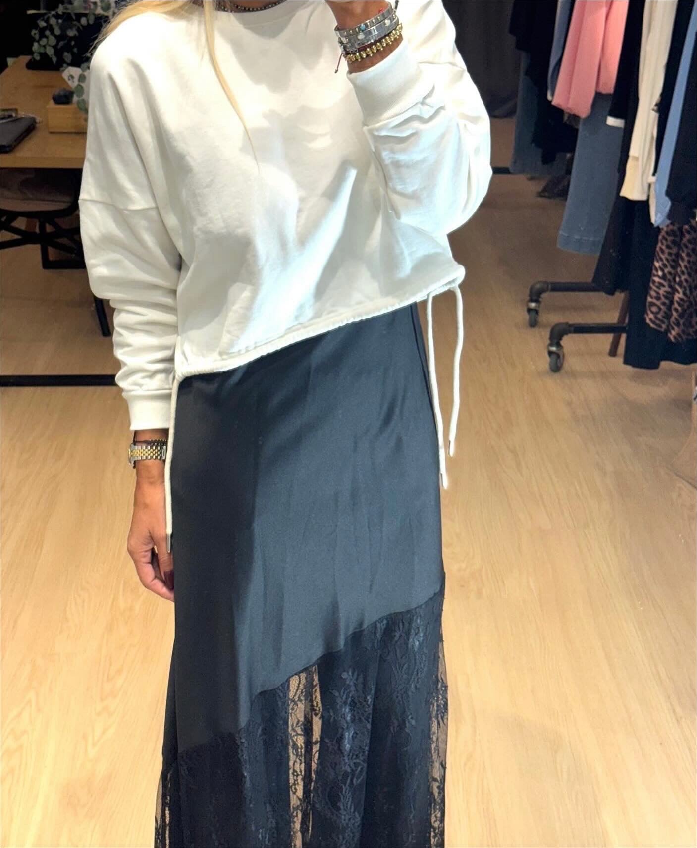 Σατέν maxi φόρεμα με ασύμμετρη δαντέλα