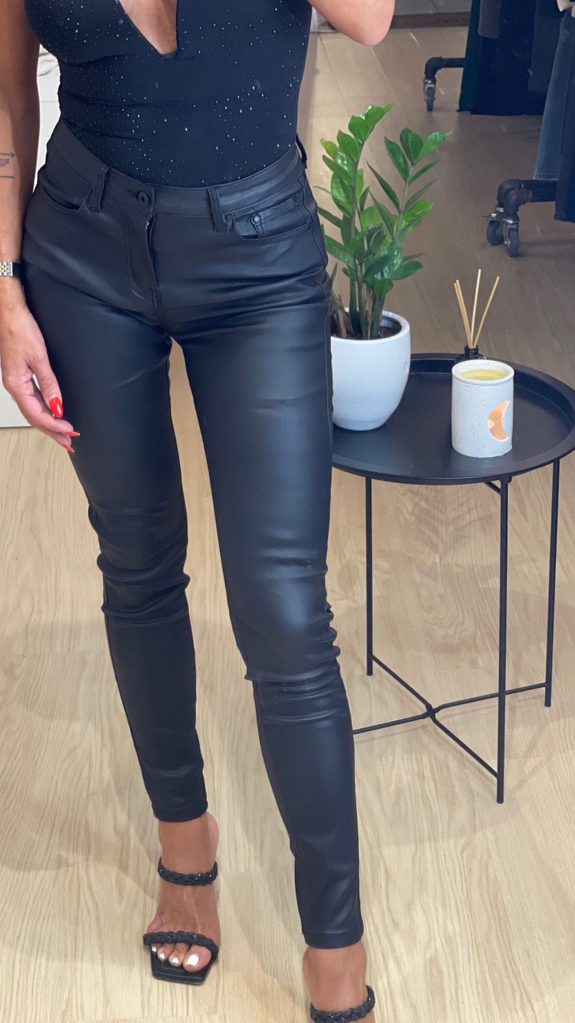 Five-pocket elastic pants with leather effect