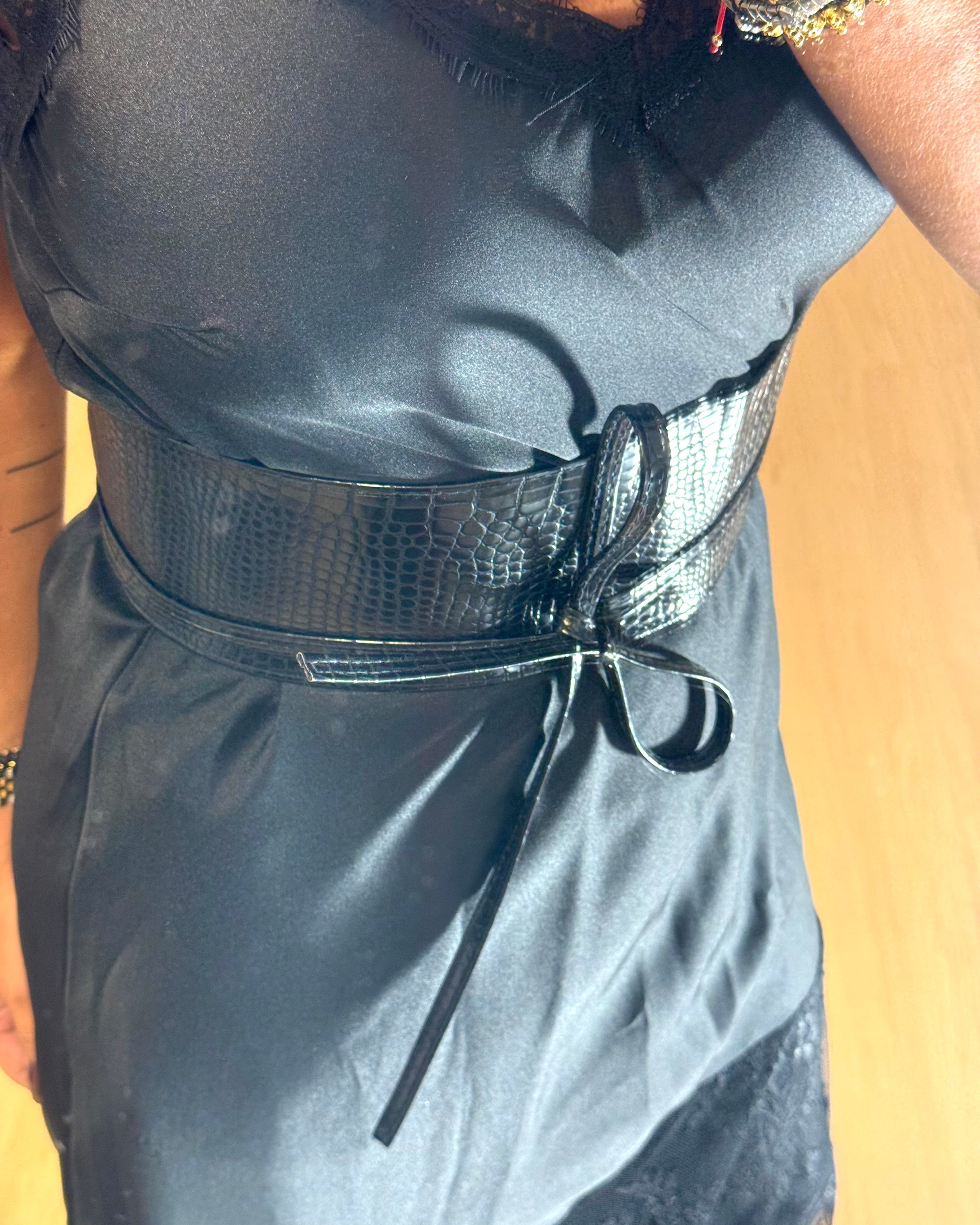 Σατέν maxi φόρεμα με ασύμμετρη δαντέλα