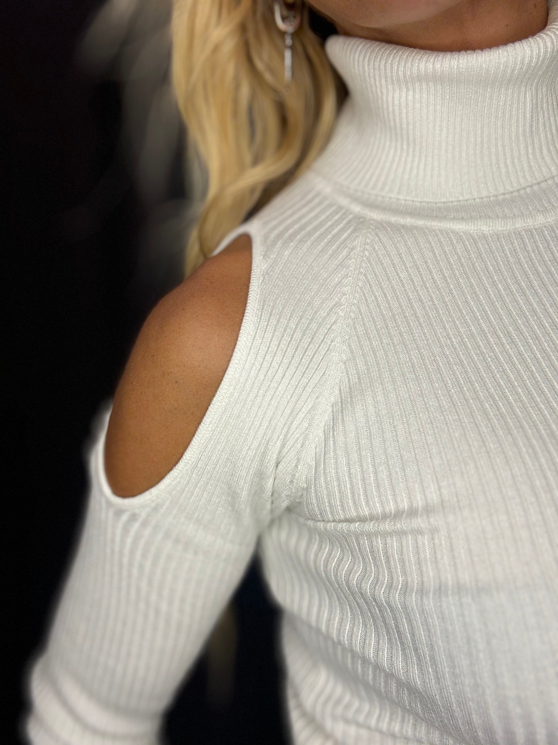 FINE KNIT WITH OUTSIDE SHOULDERS