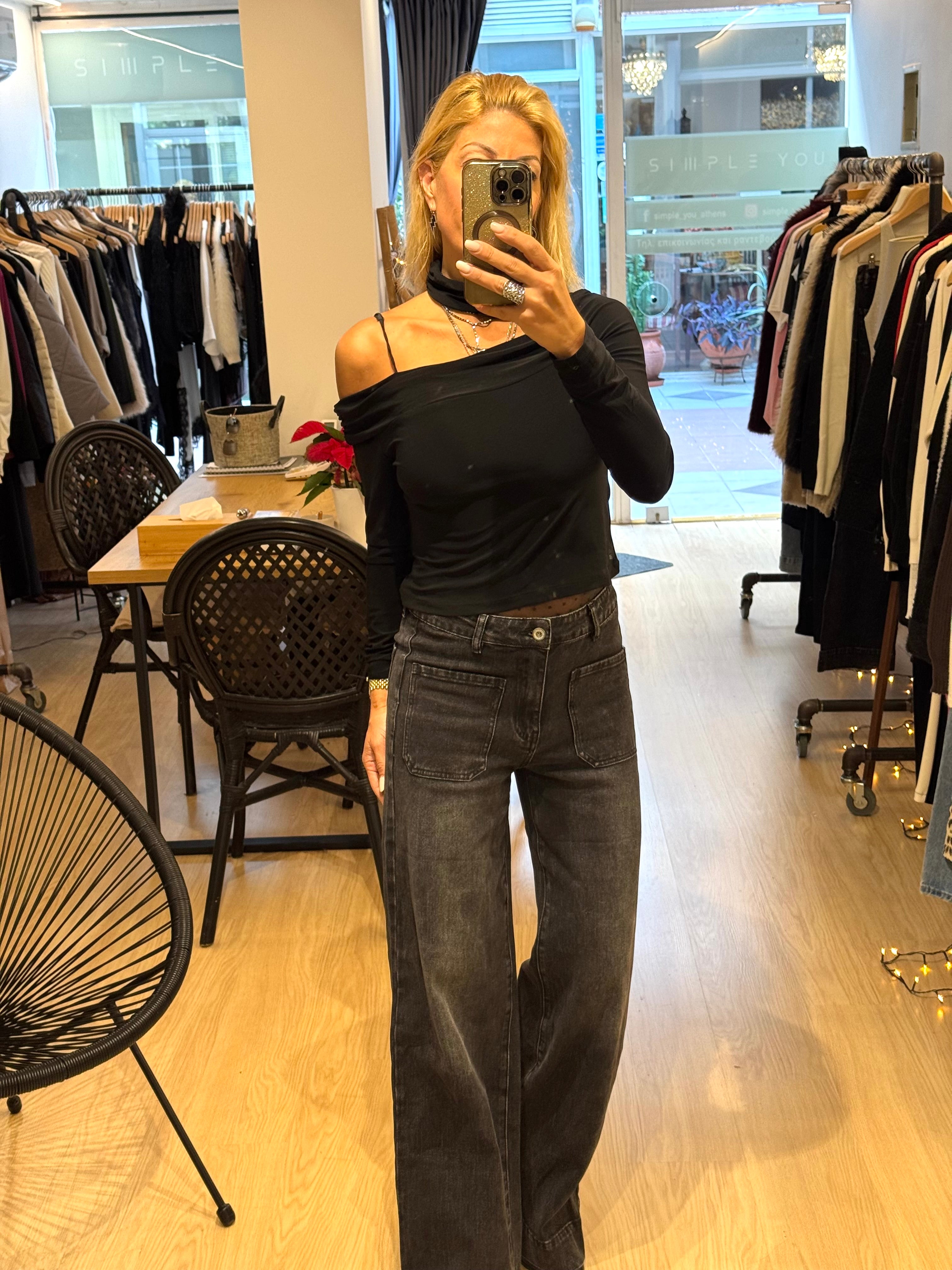 elastic blouse with cutout at the nec