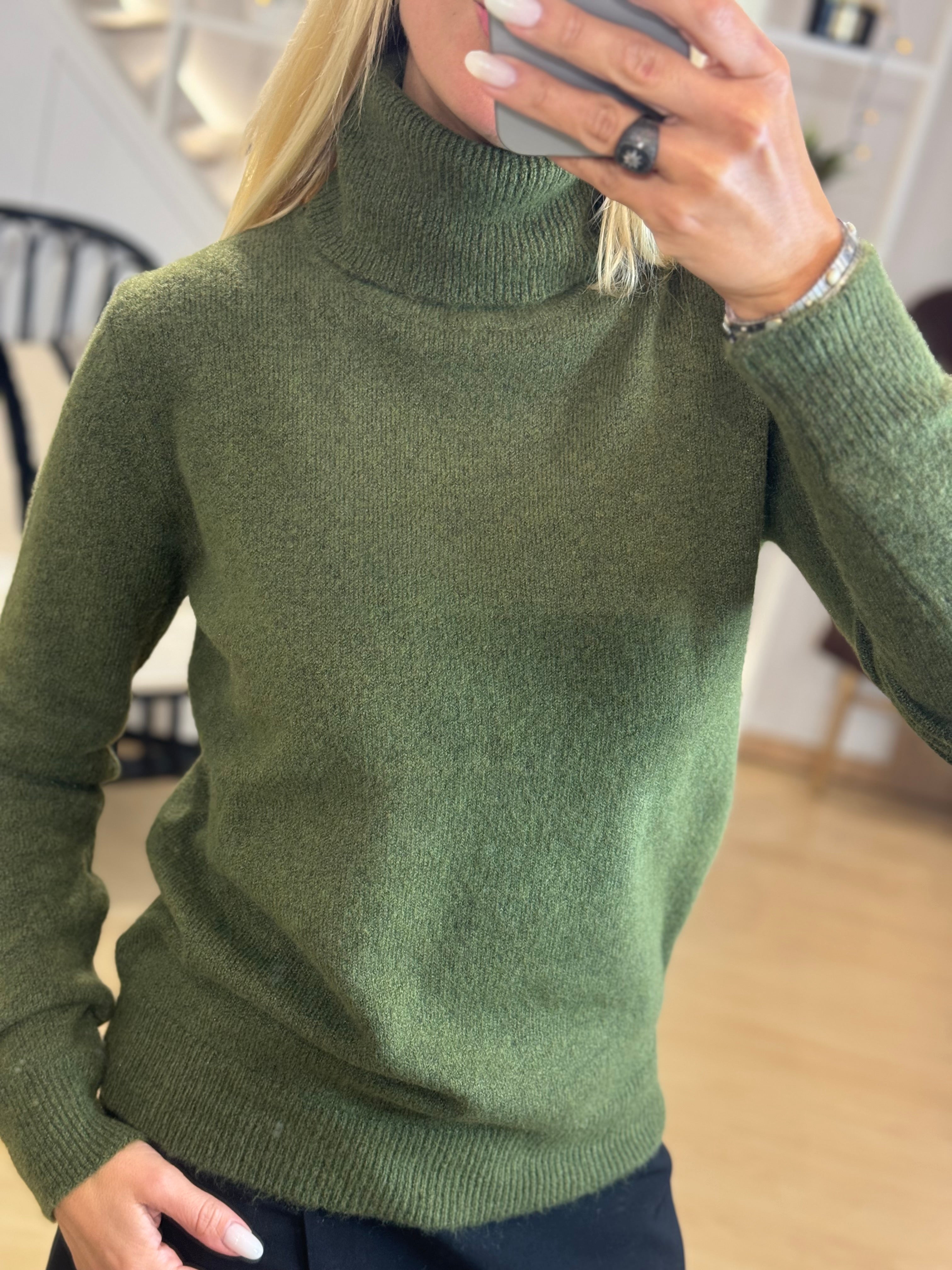 HIGH-NECKED KNIT IN COLORS