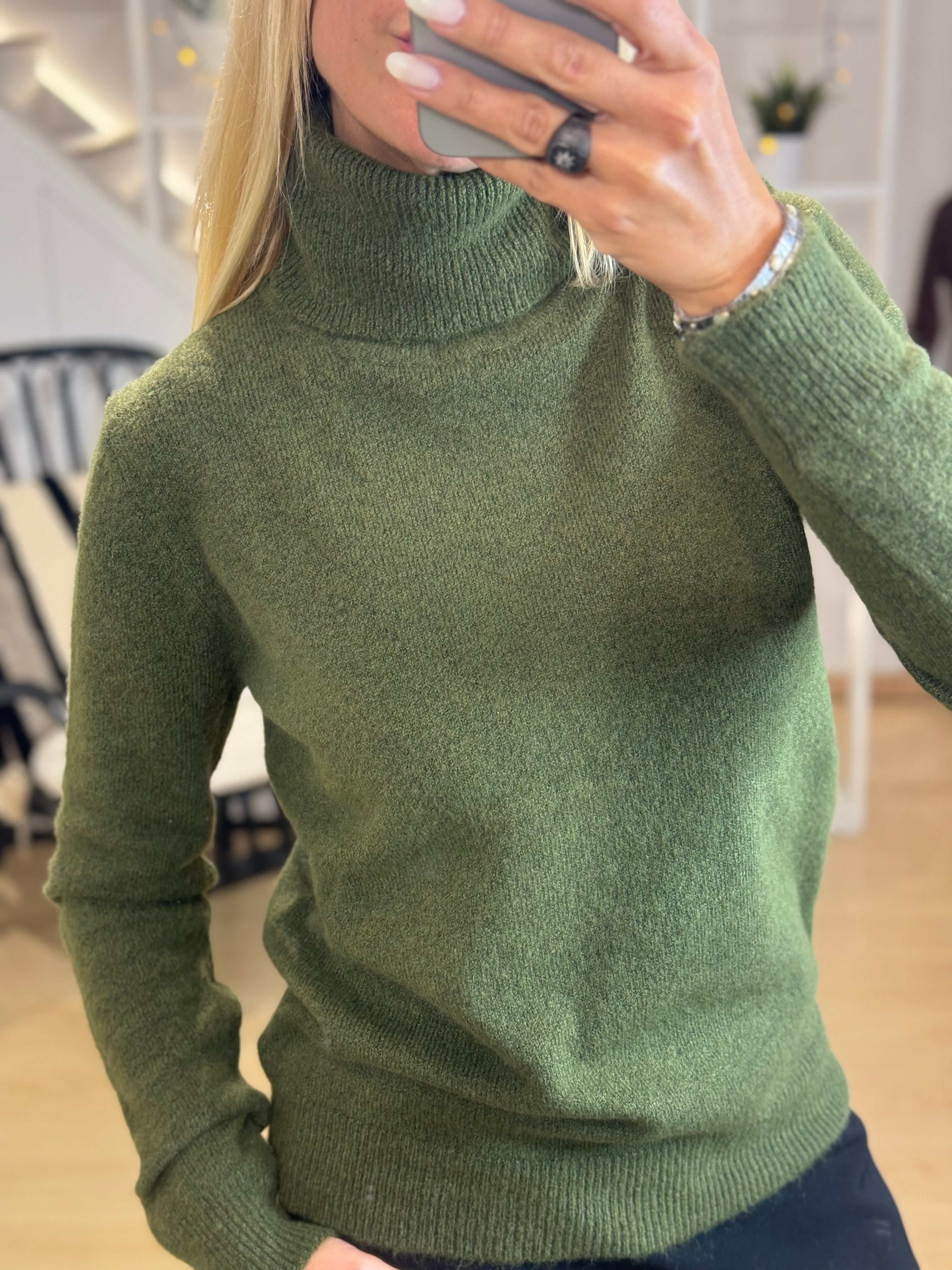 HIGH-NECKED KNIT IN COLORS